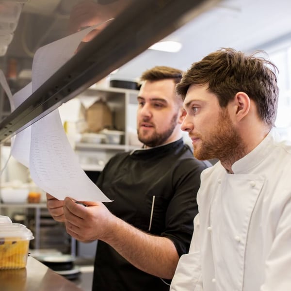 Hombres revisando el stock del restaurante