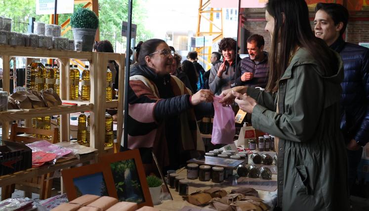 señora atendiendo un puesto de la feria