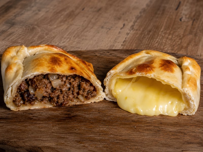 empanada de pino y empanada de queso chilena
