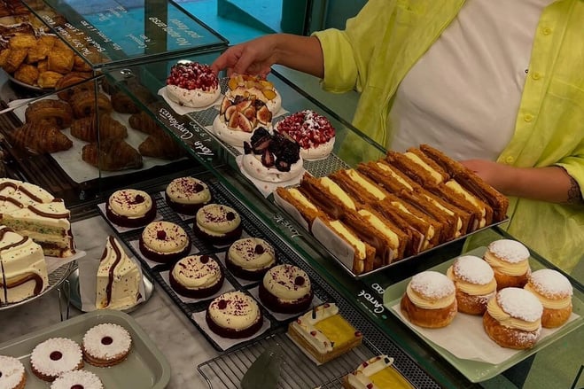 Cocina lista, despacho con café y brazos abiertos.Sáb 9 a 19hs.Dom 9 a 18hs.Mucho muy rico. MACALADOS. Mostrador que rota + mostrador fijo.• manden msj de sus elegidos que las pasteleras se regocijan -1