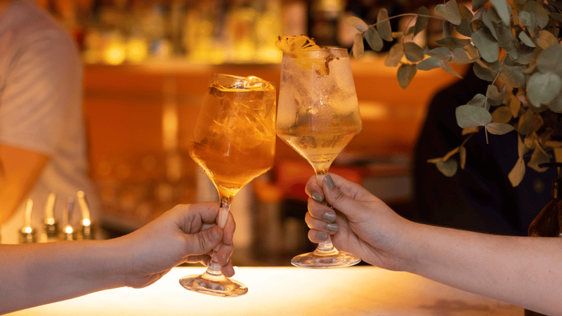 5 promociones del Día del Amigo para usar en tu bar o restaurante