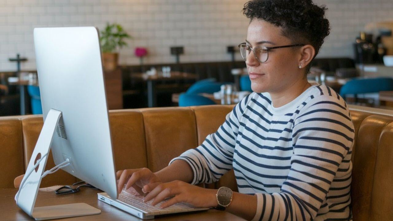 mujer usando la pc en su restaurante