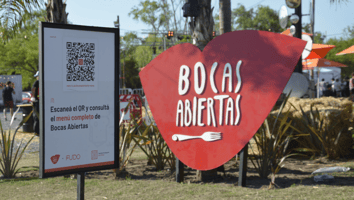 Cartel con código QR del menú y cartel de Bocas Abiertas 