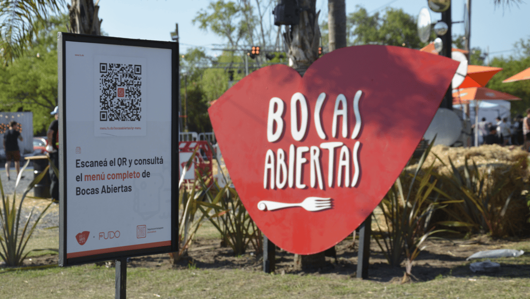 Cartel con código QR del menú y cartel de Bocas Abiertas 