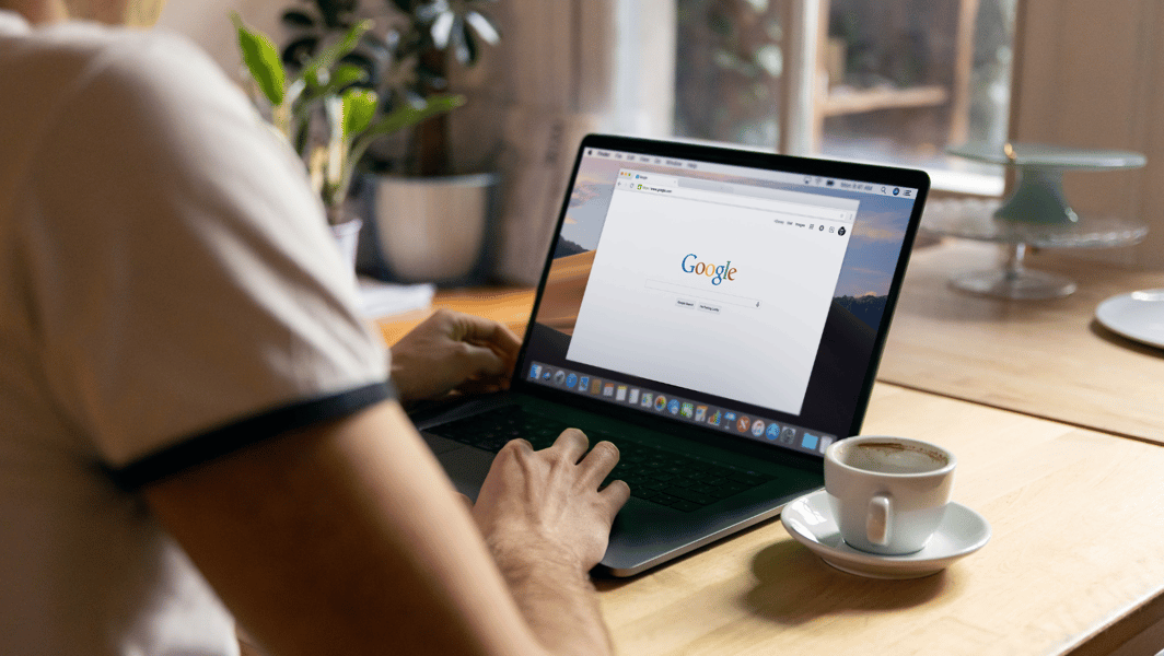 Persona en una cafería utilizando el buscador de Google 