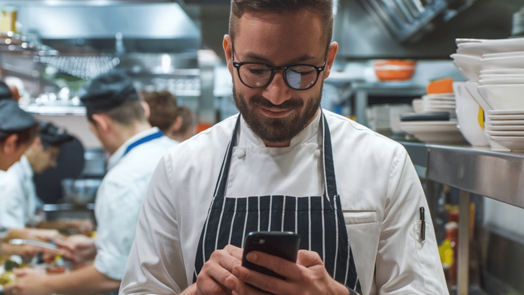 chef sosteniendo un celular