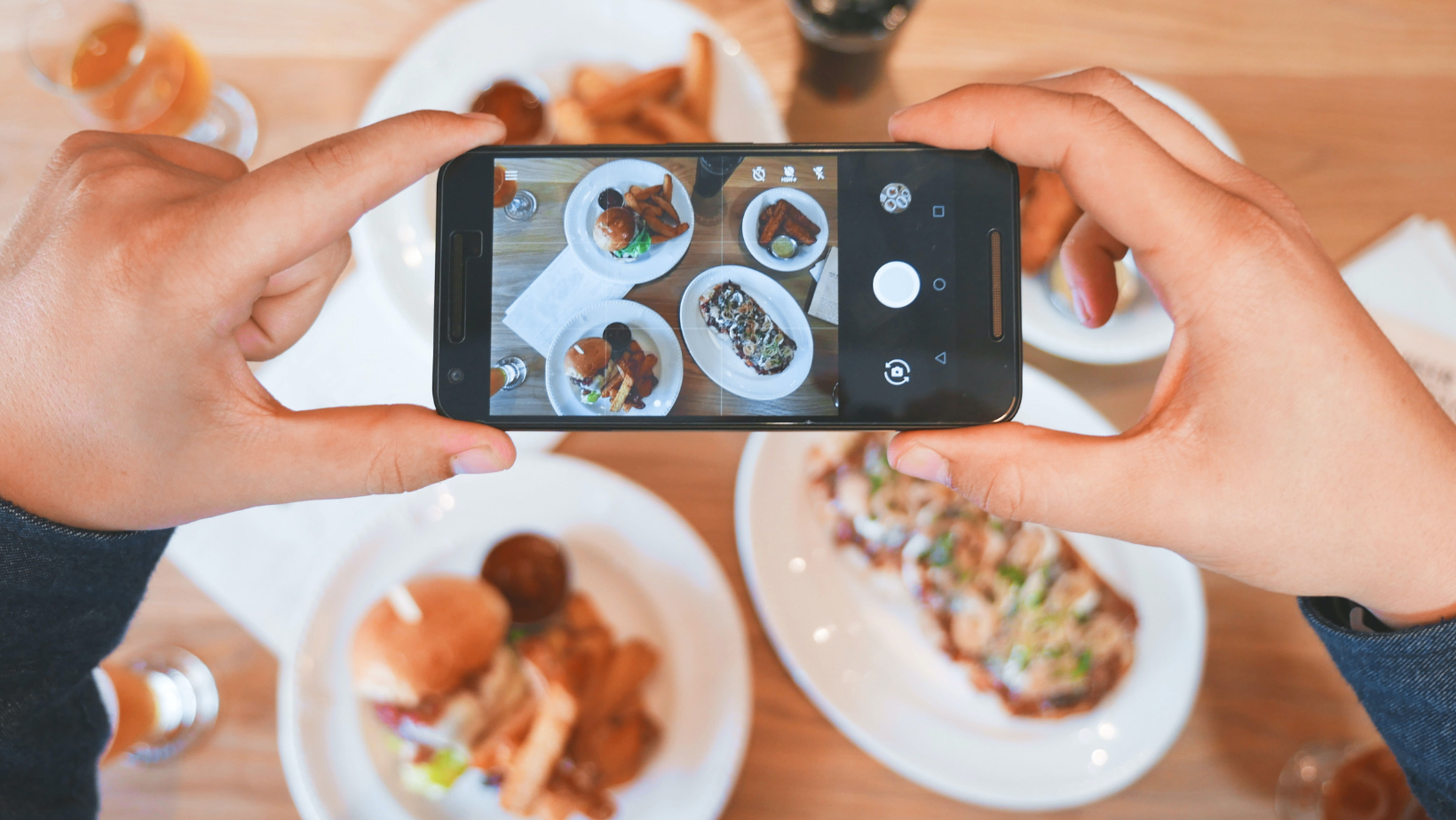 celular filmando platos de comida