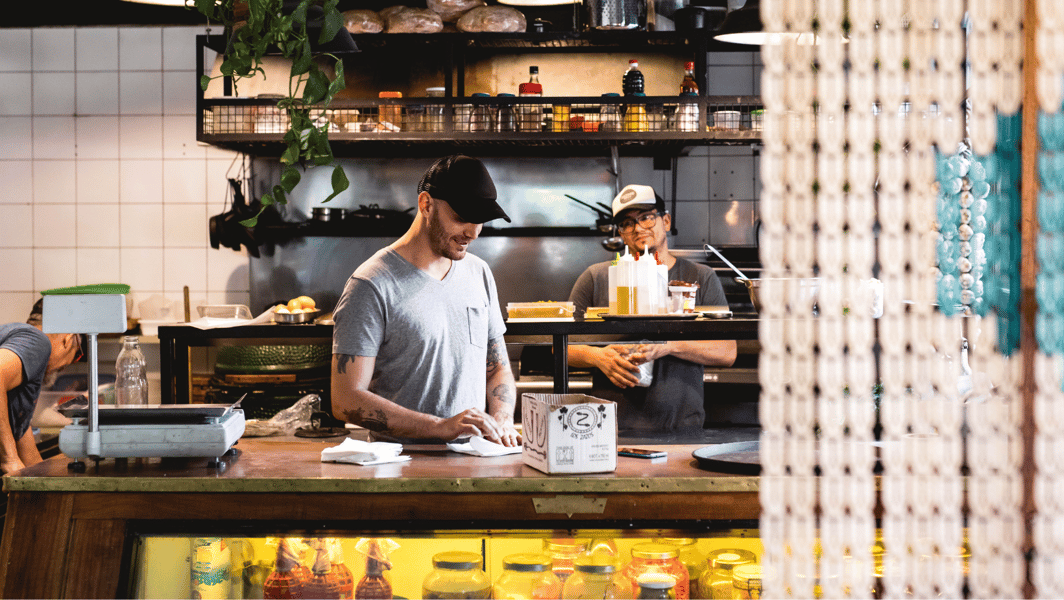 Persona atendiendo un restaurante