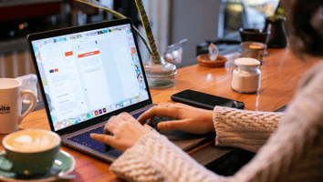 Persona diseñando en una notebook