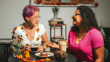 dos personas comiendo en un restaurante con temática de Halloween