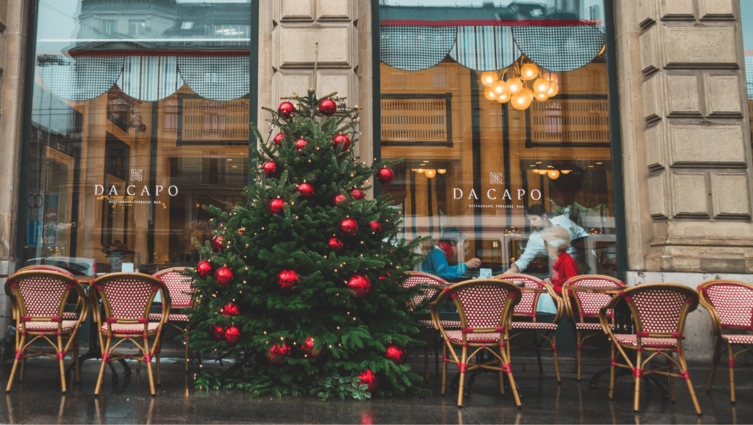 Fachada de un restaurante y un árbol de navidad