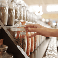 Robo hormiga de especias en negocio de consumo
