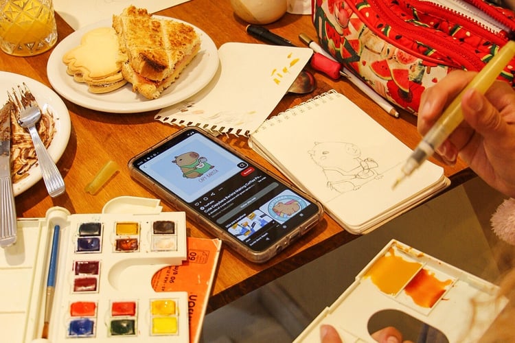 The Coffee Bara: de citas en cafés a emprender juntos con los carpinchos como protagonistas