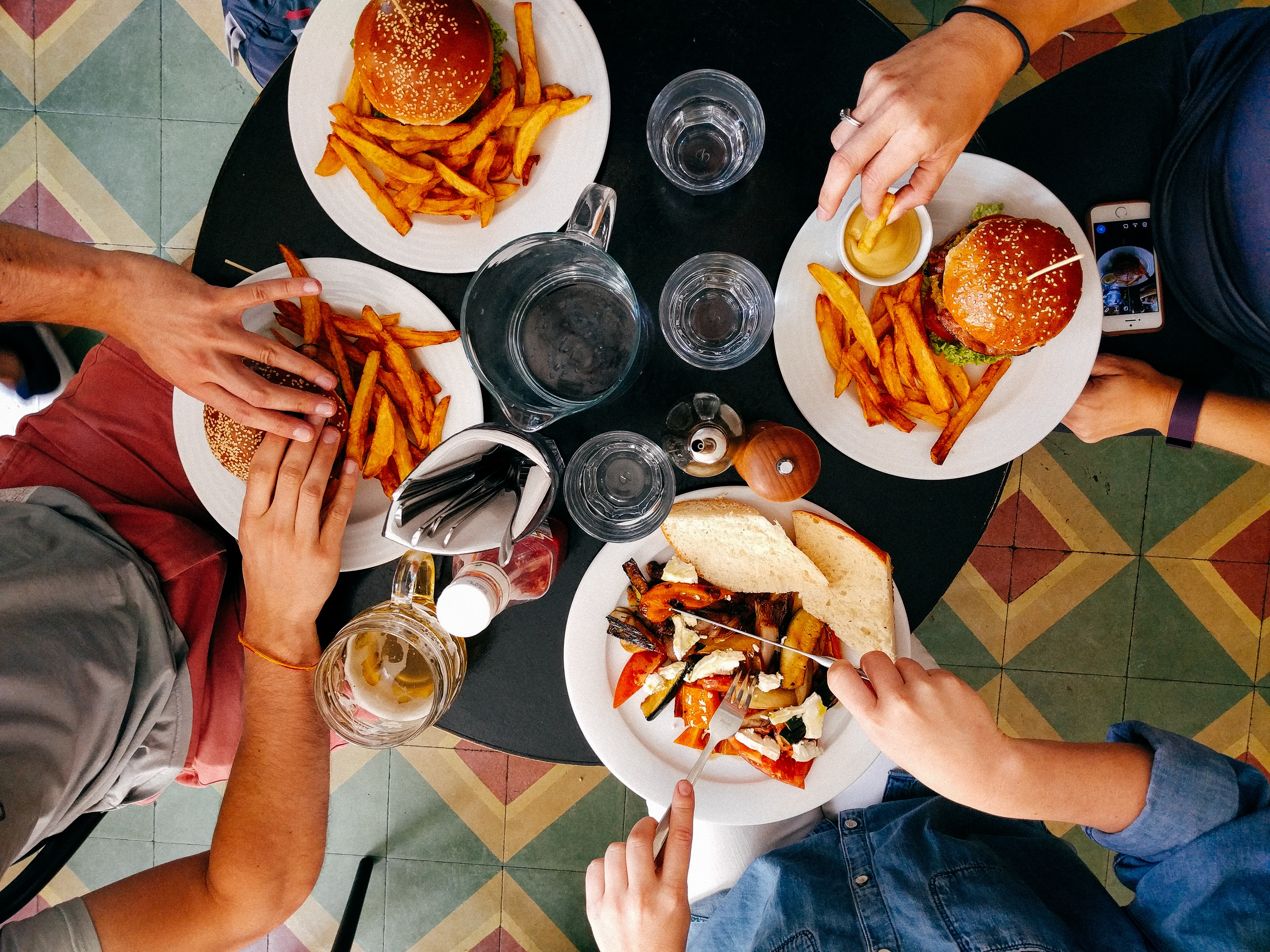 cuatro platos de comida en una mesa