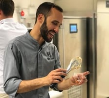 El gastronómico Stefan Ditzend preparando un helado 