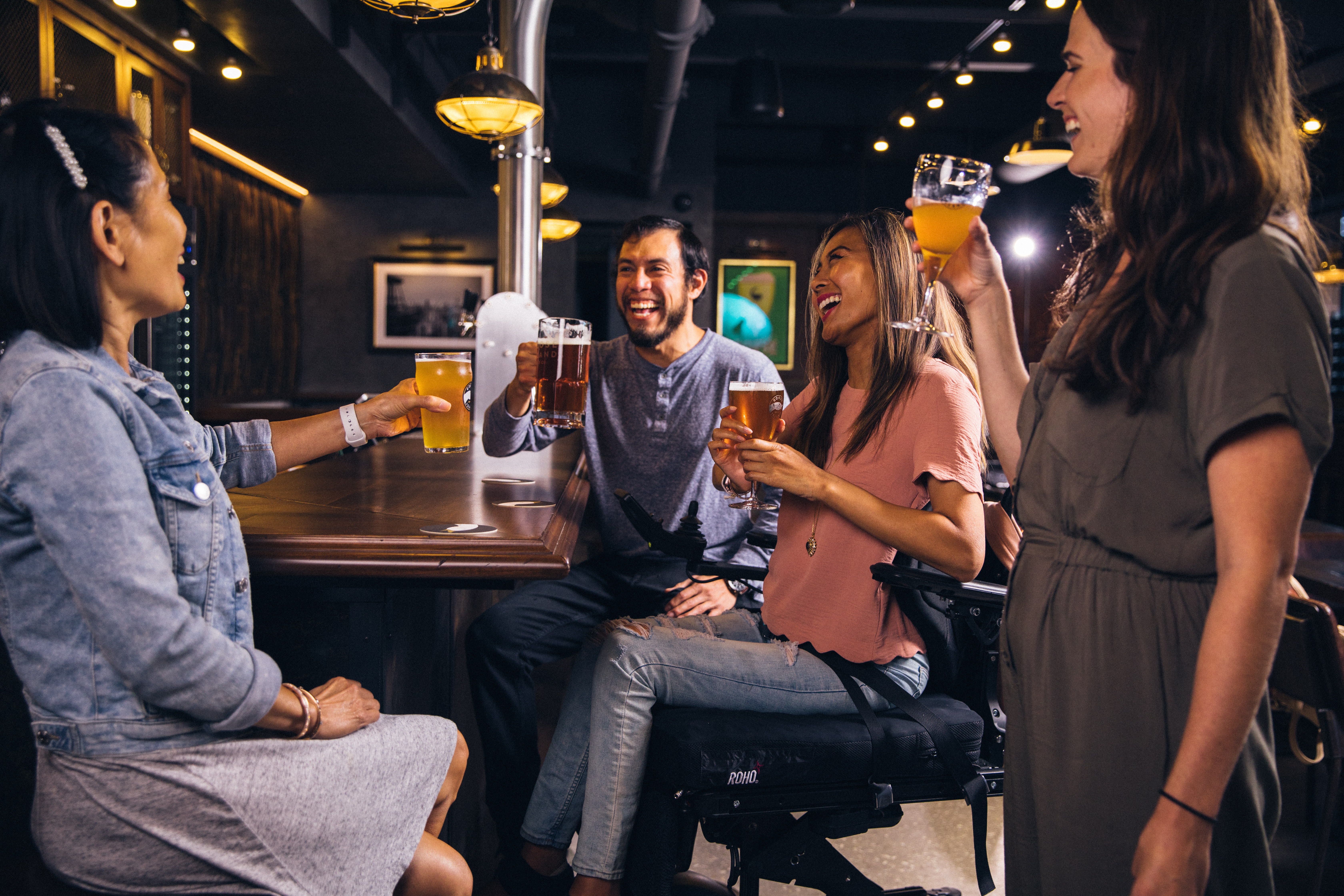 grupo de personas en un bar