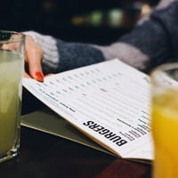 Persona leyendo menú de restaurante