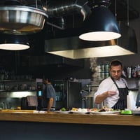 Equipo de restaurante revisa indicadores