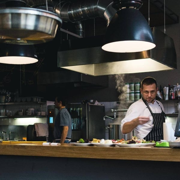 Equipo de restaurante revisa indicadores