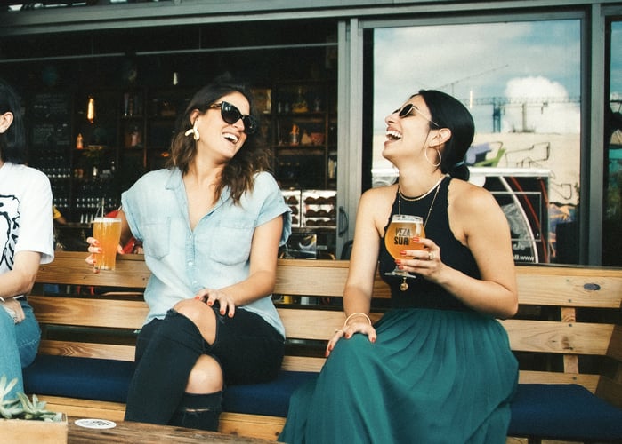 Cómo aprovechar el Día del Amigo en tu restaurante: ideas simples que funcionan