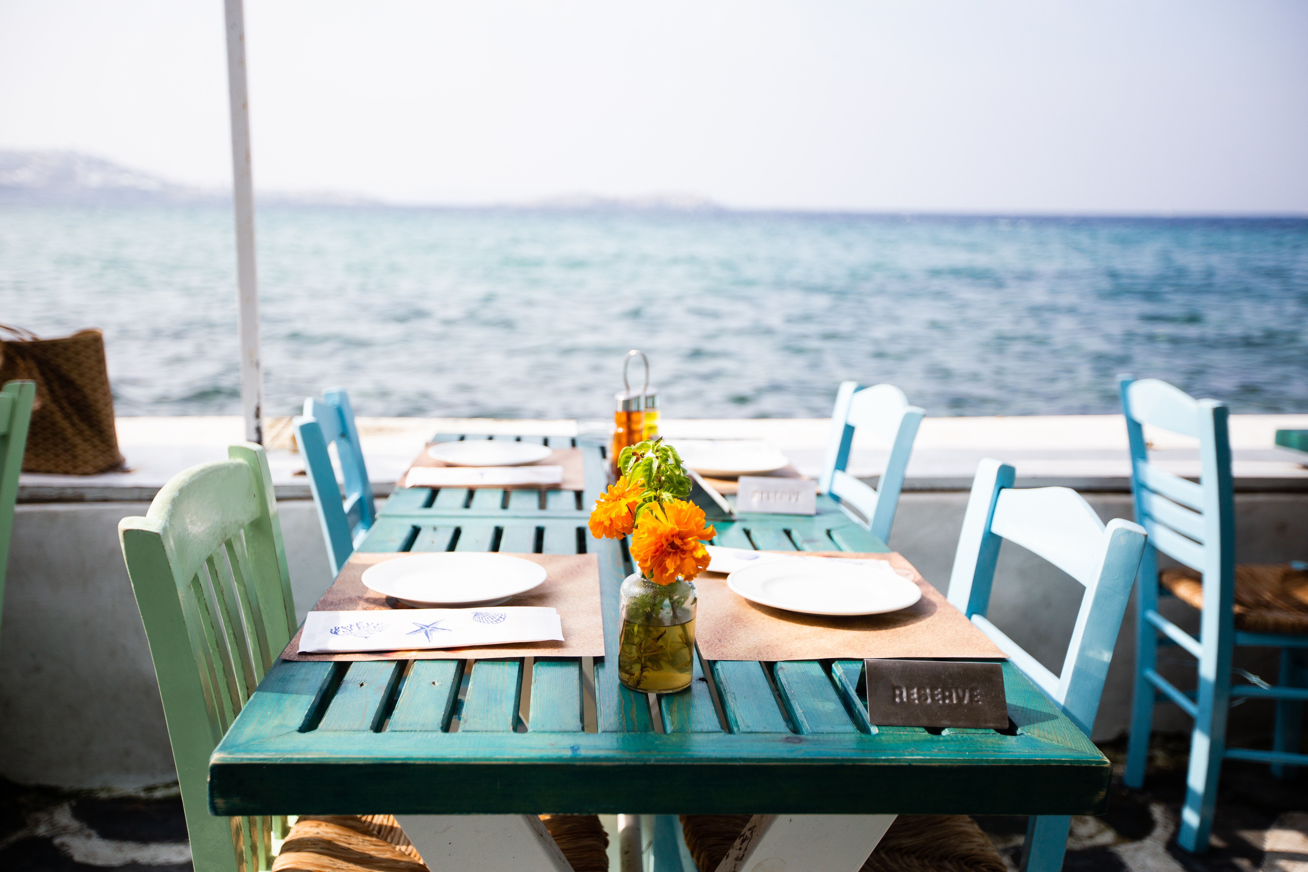 mesas de restaurante vacías